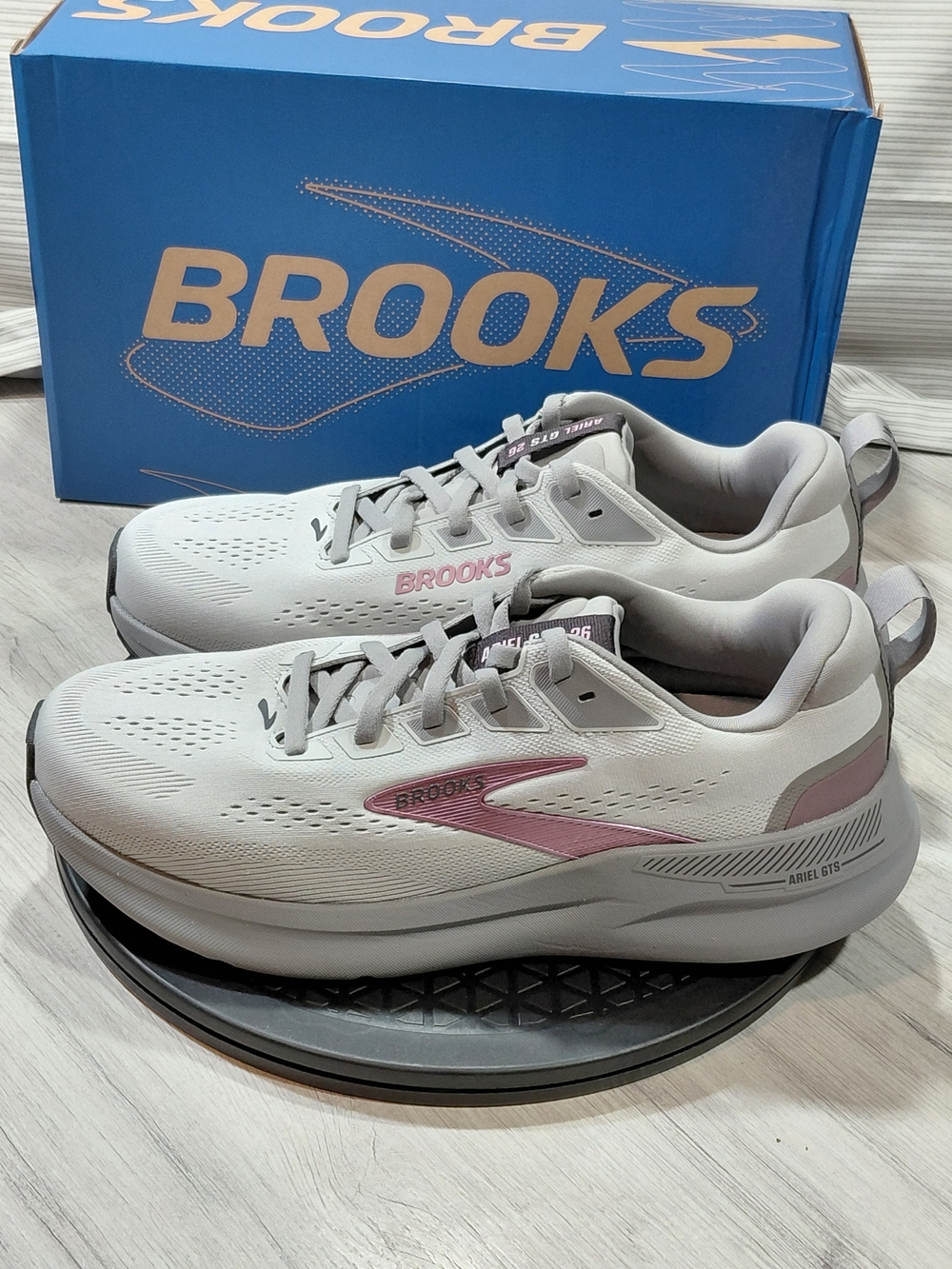 NEW Brooks Women's Ariel GTS 26 Running Shoes Oyster Mushroom Alloy Pink W11.5